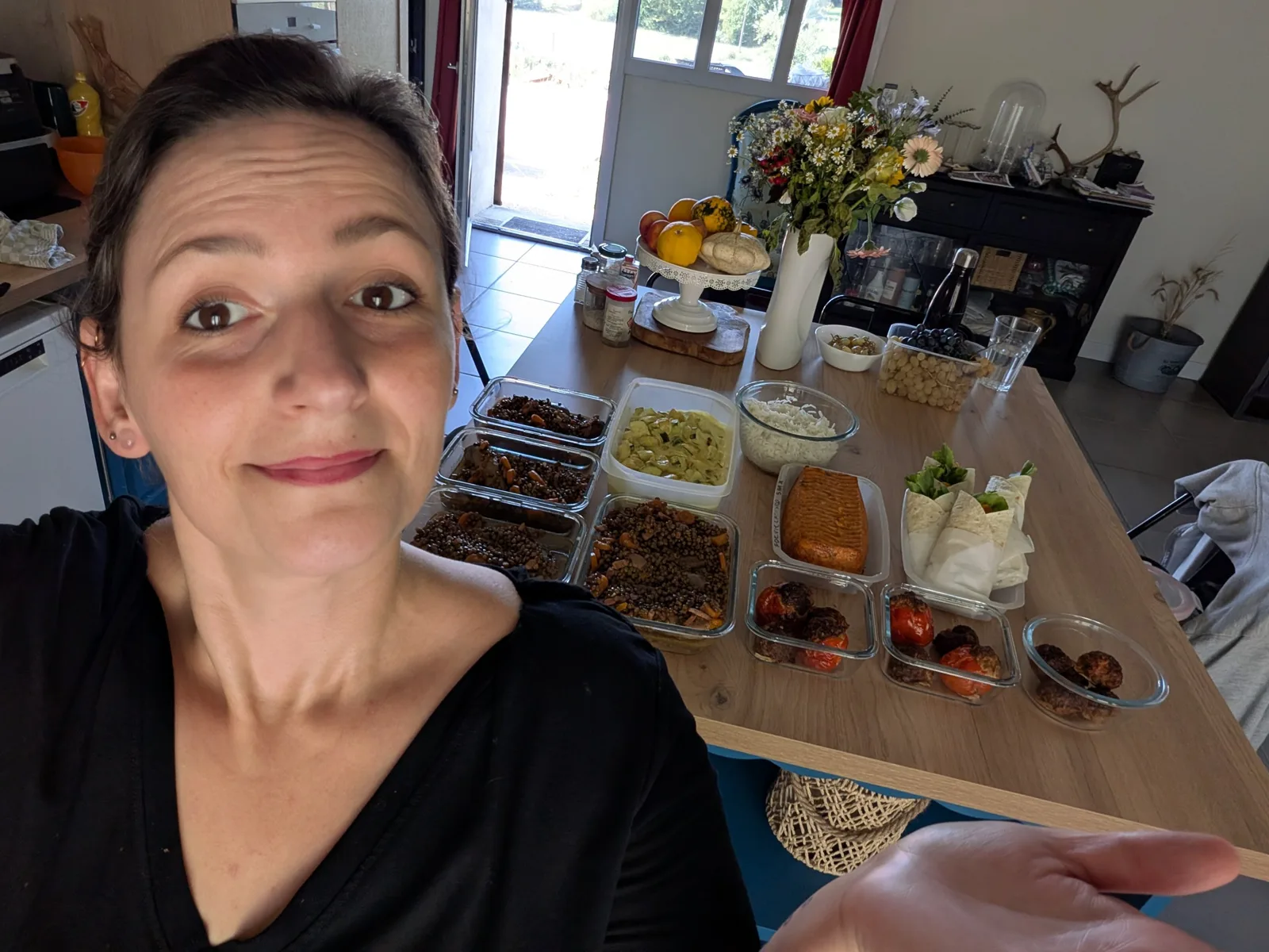 Carine, cuisinière de Mijoté Maison, devant une semaine de plats préparés
