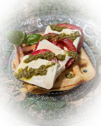 Galette gourmande, tomate, mozzarella, pesto