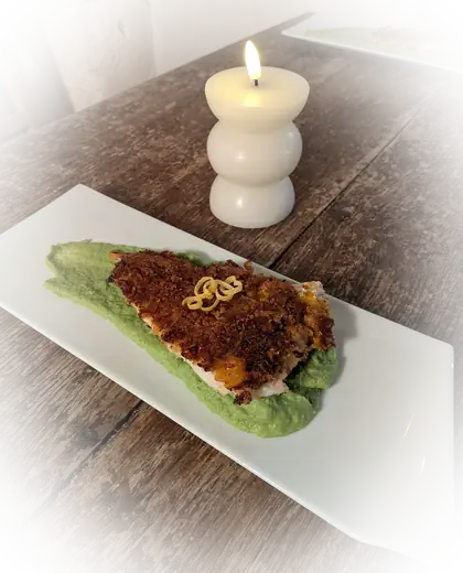 Poisson croustillant sur purée de petits pois