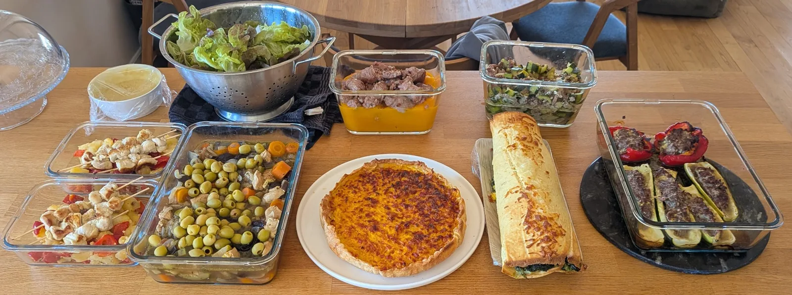 Brochettes de poulet, quiche, roulé aux épinards et légumes farcis
