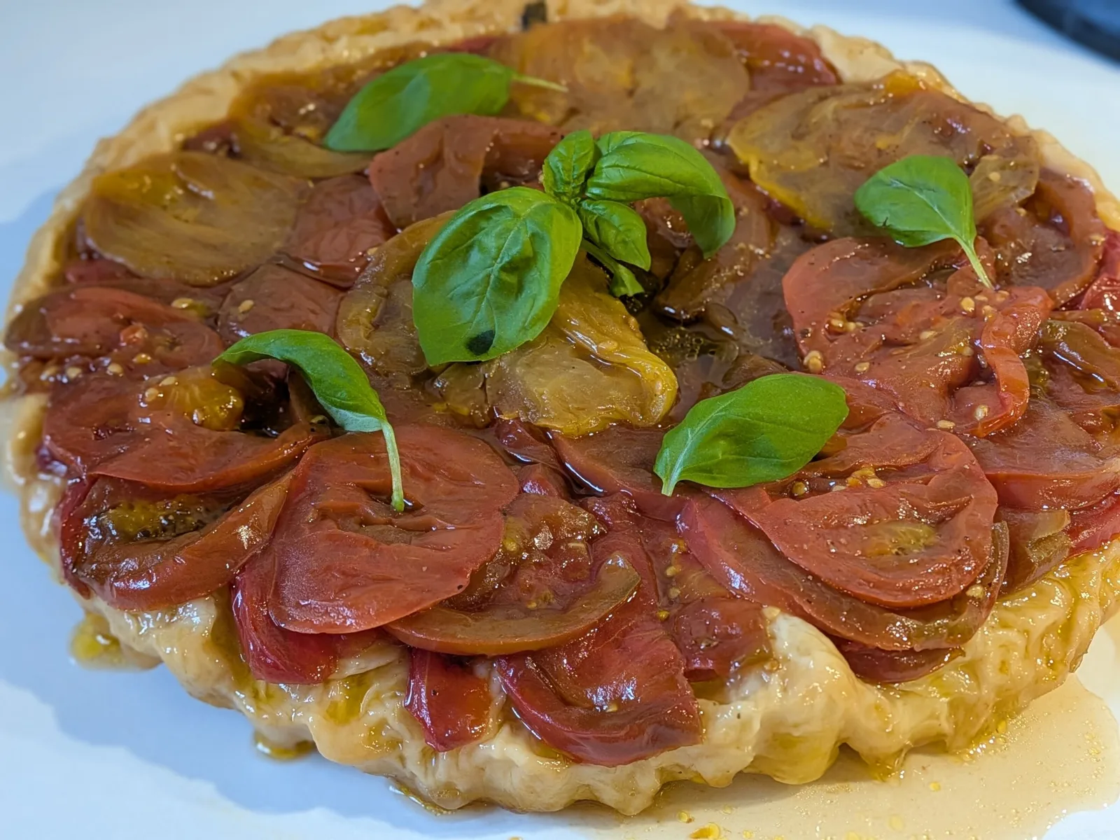Tarte tatin de tomates anciennes au basilic
